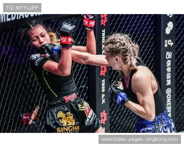 UFC女拳手暴打对手后拥抱她：体育精神中的真情与力量