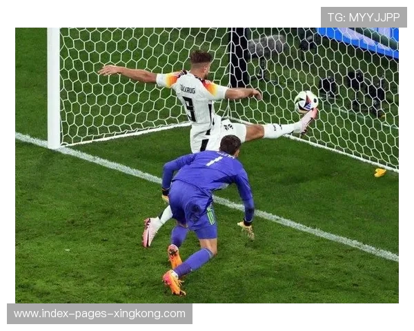 拜仁穆勒任意球直接折射入网形成惊人一幕